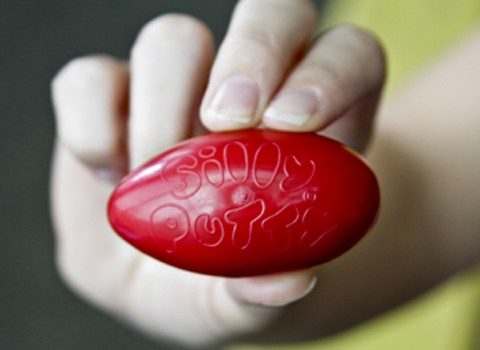 Đồ chơi Silly Putty. Nó được ra đời từ một sai lầm và xuất phát từ một nghiên cứu hết sức nghiêm túc. Năm 1943, kỹ sư điện James Wright đang phát triển một loại cao su tổng hợp, nhưng kết quả là ông đã tạo ra vật liệu để làm loại đồ chơi vô cùng nổi tiếng Silly Putty. Silly Putty được tạo thành từ dầu silicon và axit boric, và được một chủ tiệm bán đồ chơi dùng để tạo ra Silly Putty thay vì dùng nó trong công nghiệp.